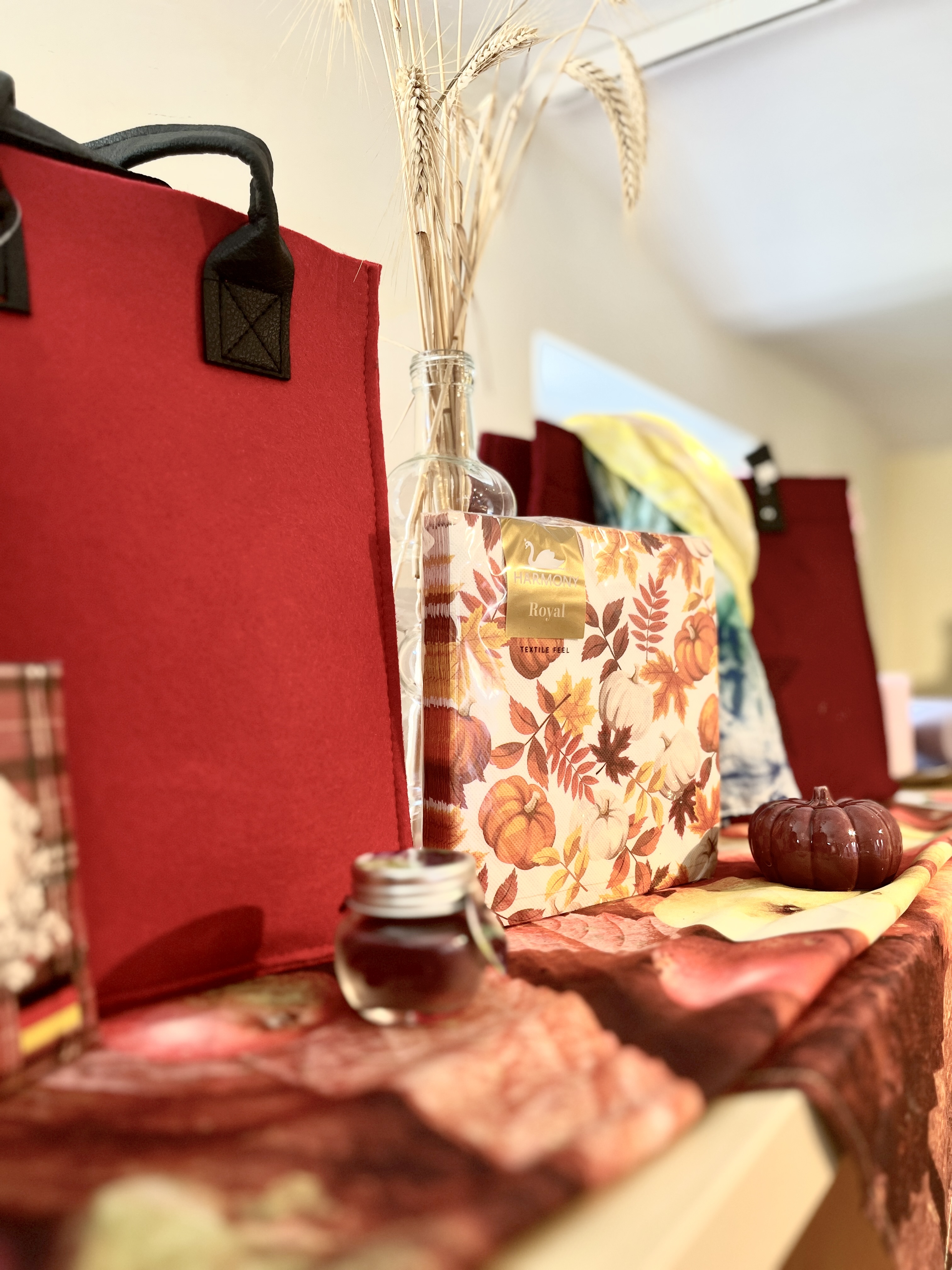 Handgemachte Taschen und Seidenschals